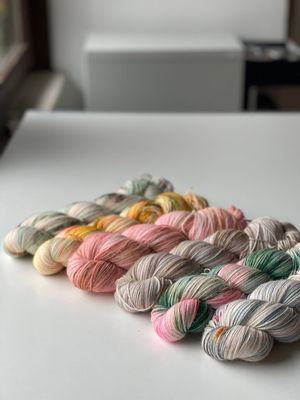 NEUES GARN: 600g Bluefaced/Corriedale bei Fuß! 400m/100g NEUES GARN: 600g Bluefaced/Corriedale bei Fuß! 400m/100g