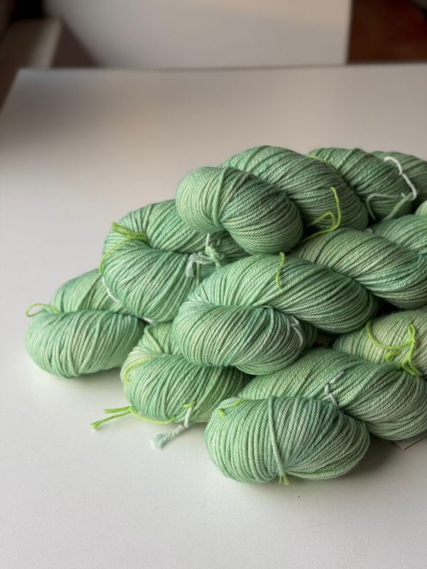 6 x 115g GEMÜTLICH, weiches, knuffiges Merino ,High Twist, 162m/100g 6 x 115g GEMÜTLICH, weiches, knuffiges Merino ,High Twist, 162m/100g