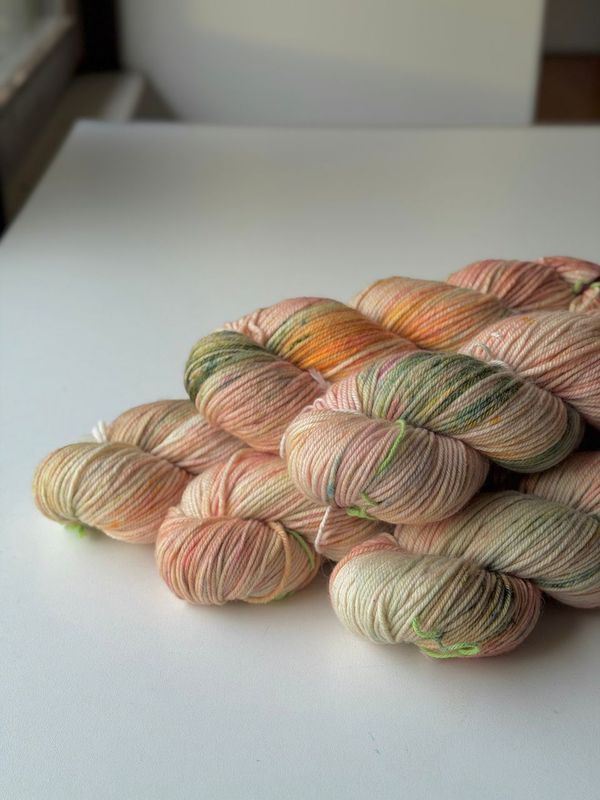 5 x 115g GEMÜTLICH, weiches, knuffiges Merino ,High Twist, 162m/100g 5 x 115g GEMÜTLICH, weiches, knuffiges Merino ,High Twist, 162m/100g