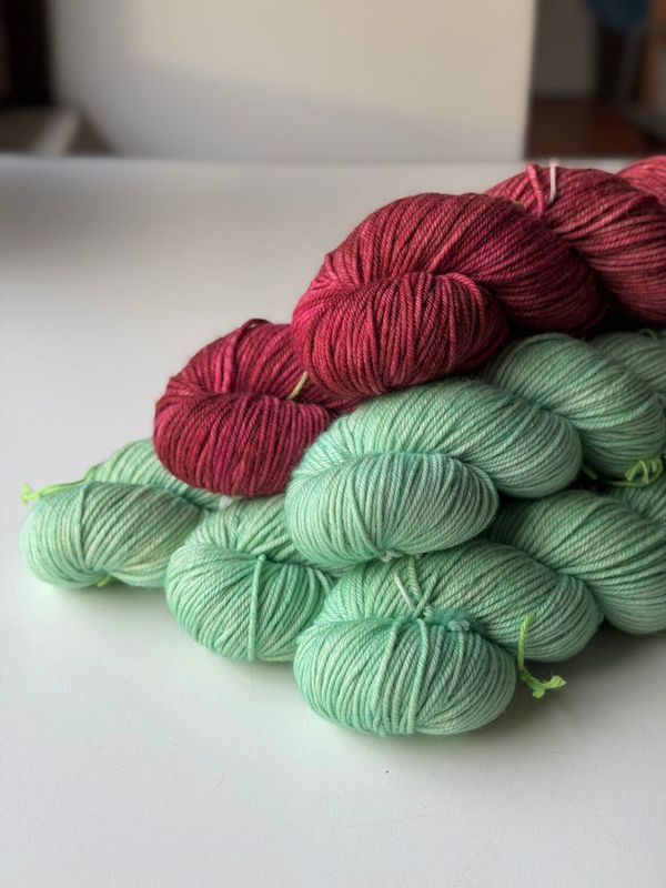 6 x 115g GEMÜTLICH, weiches, knuffiges Merino ,High Twist, 162m/100g 6 x 115g GEMÜTLICH, weiches, knuffiges Merino ,High Twist, 162m/100g