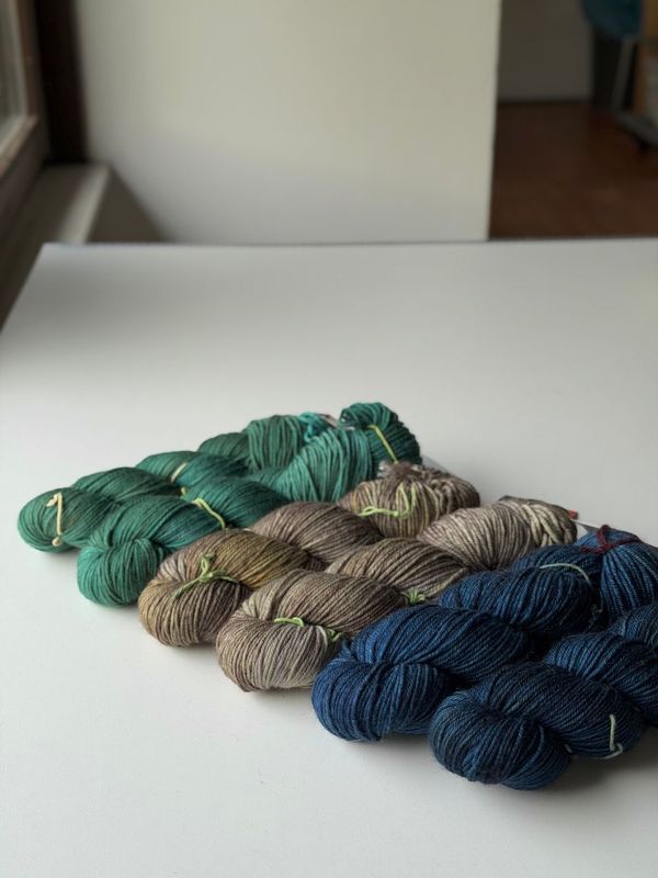 6 x 115g GEMÜTLICH, weiches, knuffiges Merino ,High Twist, 162m/100g 6 x 115g GEMÜTLICH, weiches, knuffiges Merino ,High Twist, 162m/100g