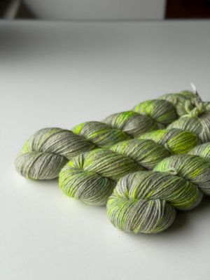 NEUES GARN: 300g Corriedale/Gotland DK NEUES GARN: 300g Corriedale/Gotland DK