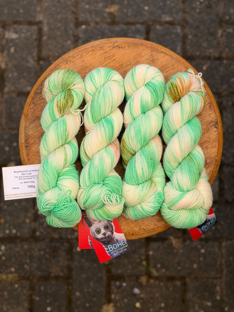 400g Bluefaced/Corriedale bei Fuß! 400m/100g 400g Bluefaced/Corriedale bei Fuß! 400m/100g