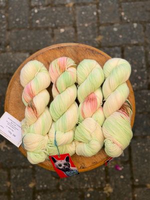 400g Bluefaced/Corriedale bei Fuß! 400m/100g 400g Bluefaced/Corriedale bei Fuß! 400m/100g