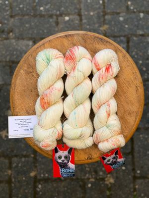 300g Bluefaced/Corriedale bei Fuß! 400m/100g 300g Bluefaced/Corriedale bei Fuß! 400m/100g