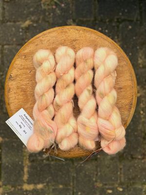 Neues Garn: AUFGEDONNERT 4 x 50 g Neues Garn: AUFGEDONNERT 4 x 50 g