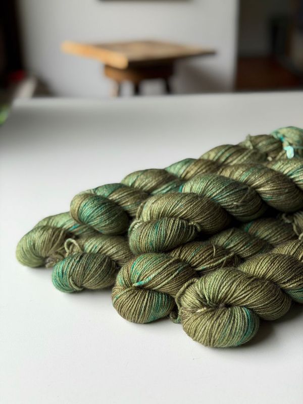 6 x 115g = 690g BlauGesicht DICK und LUXURIÖS, edles BFL-Seide-Kaschmir-Garn 200m/100g 6 x 115g = 690g BlauGesicht DICK und LUXURIÖS, edles BFL-Seide-Kaschmir-Garn 200m/100g