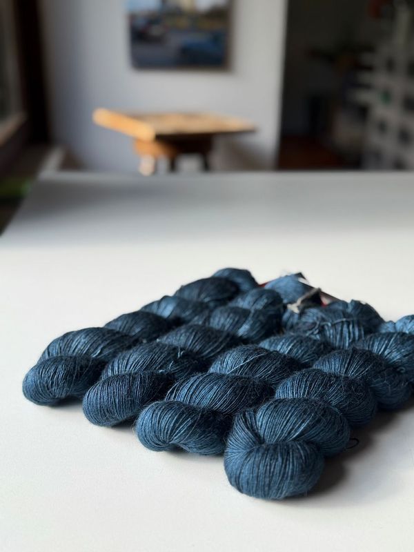 4 x 115g = 460g TRALLAFITTI plü handgefärbtes Merino, Baby Alpaka, Seide Single Garn, 400m/100g 4 x 115g = 460g TRALLAFITTI plü handgefärbtes Merino, Baby Alpaka, Seide Single Garn, 400m/100g