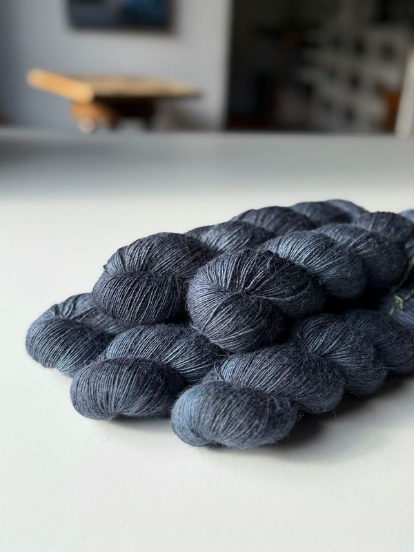 5 x 115g = 575g TRALLAFITTI plü handgefärbtes Merino, Baby Alpaka, Seide Single Garn, 400m/100g 5 x 115g = 575g TRALLAFITTI plü handgefärbtes Merino, Baby Alpaka, Seide Single Garn, 400m/100g
