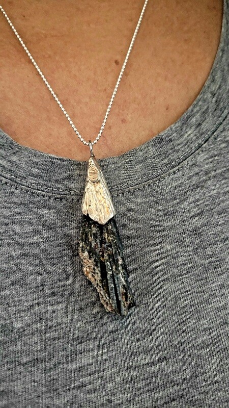 Cianita negra amuleto protector