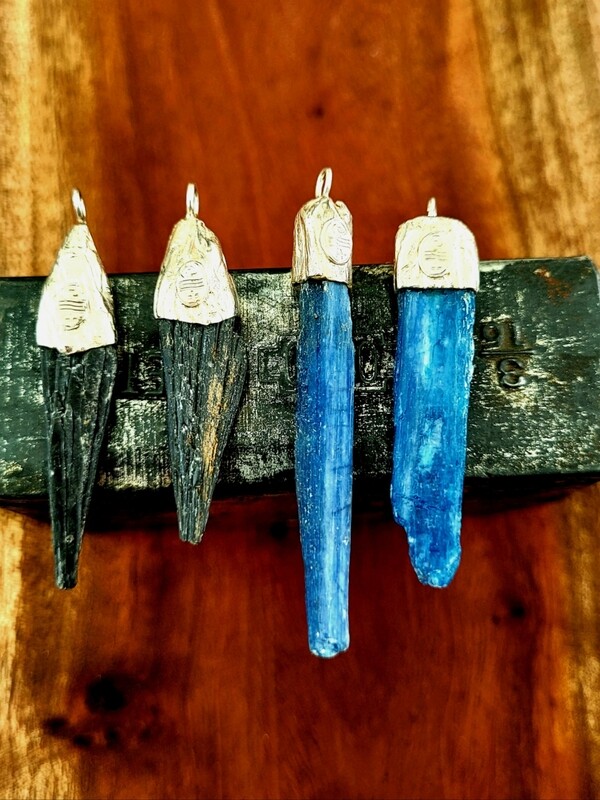 Varita raw  de cianita azul y negra