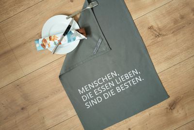 Geschirrtuch grau, "Menschen die Essen lieben, sind die Besten", weiss