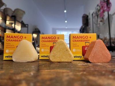 Travel Set: festes Shampoo, feste Dusche, feste Gesichtsreinigung MANGO + CRANBERRY Travel Set: festes Shampoo, feste Dusche, feste Gesichtsreinigung MANGO + CRANBERRY