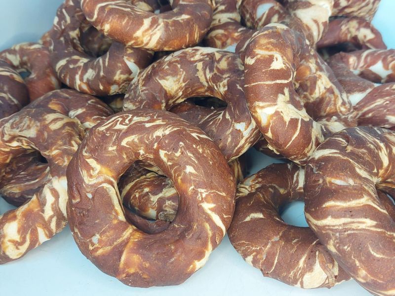 (LAATSTE) 50 DierOKÉ - Marbled kauwdonut met rund& vis - hondensnack - kauwring met beef - graanvrij - glutenvrij - natuurlijke hondensnacks