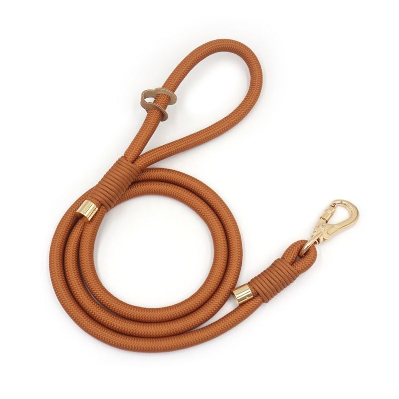 Ronde hondenriem van 150cm in 9 blitse kleuren - karamel - ligt lekker in de hand - met metalen meedraaiende gesp - ACTIE!