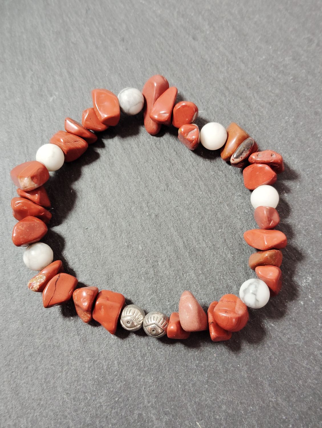 &quot;Le Casual&quot; en Agate rouge chips et Howlite