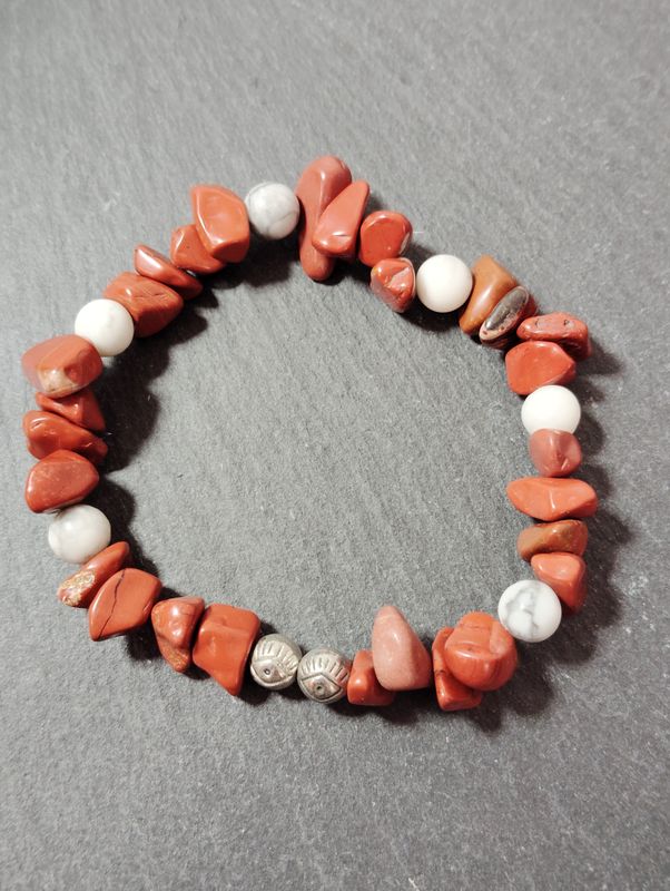 &quot;Le Casual&quot; en Agate rouge chips et Howlite