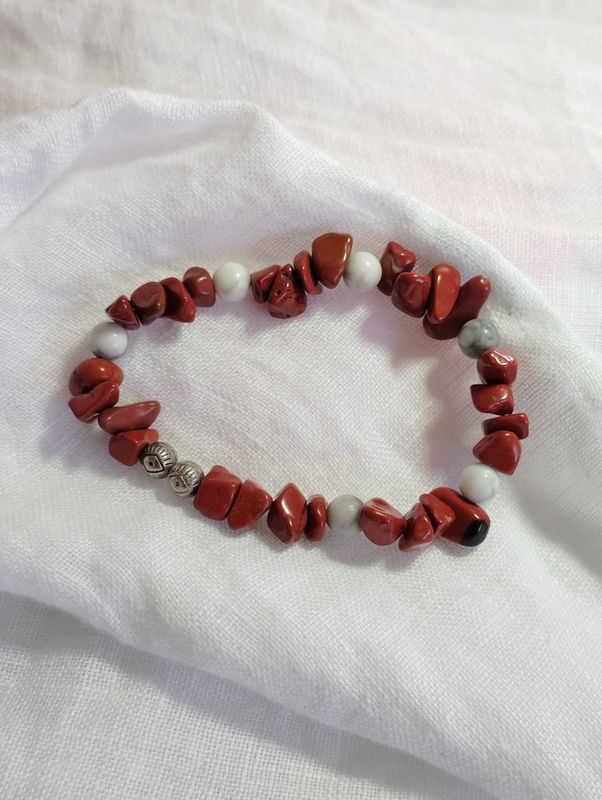 "Le Casual" en Agate rouge chips et Howlite