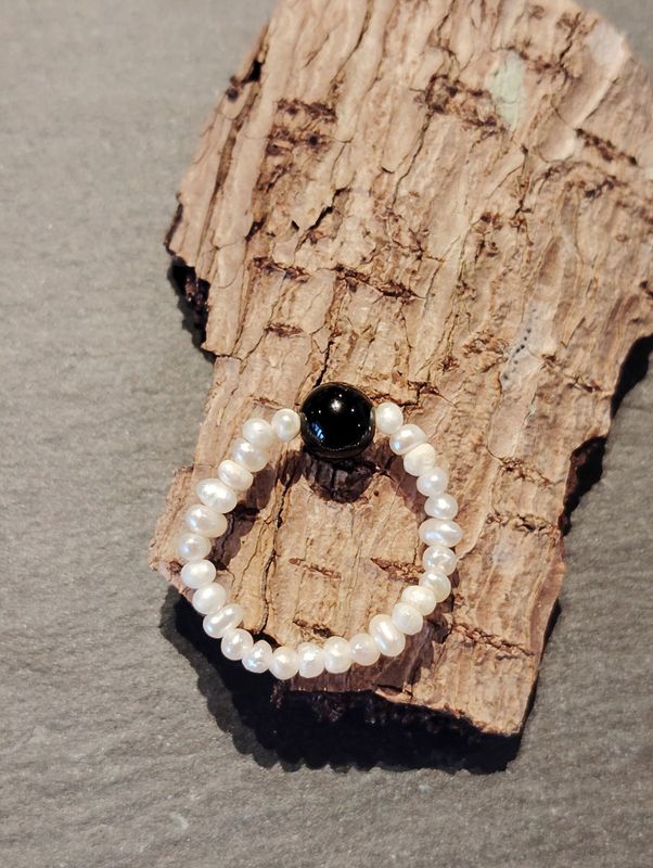Bague en Onyx et micro perle d&#39;eau douce