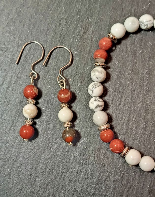 Parure en Jaspe Bréchique et Howlite