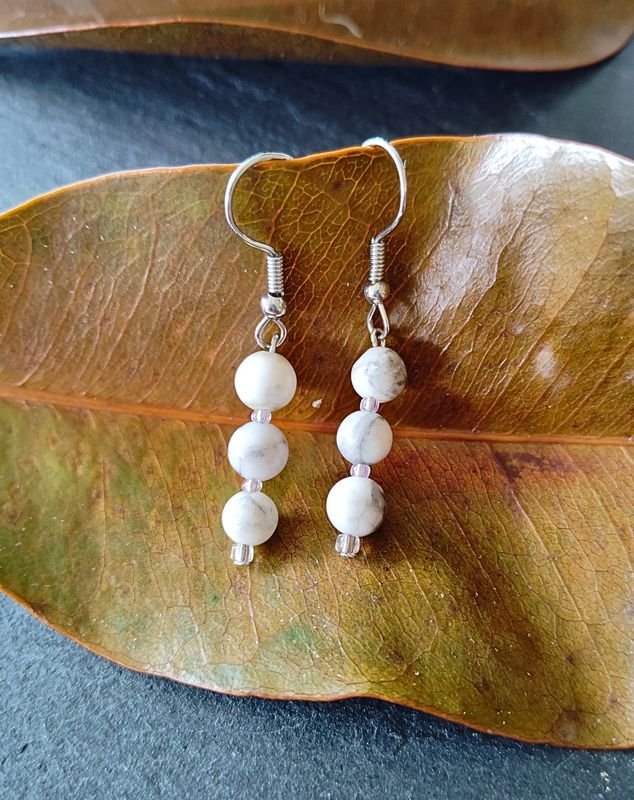 "Les Pendantes" en Howlite