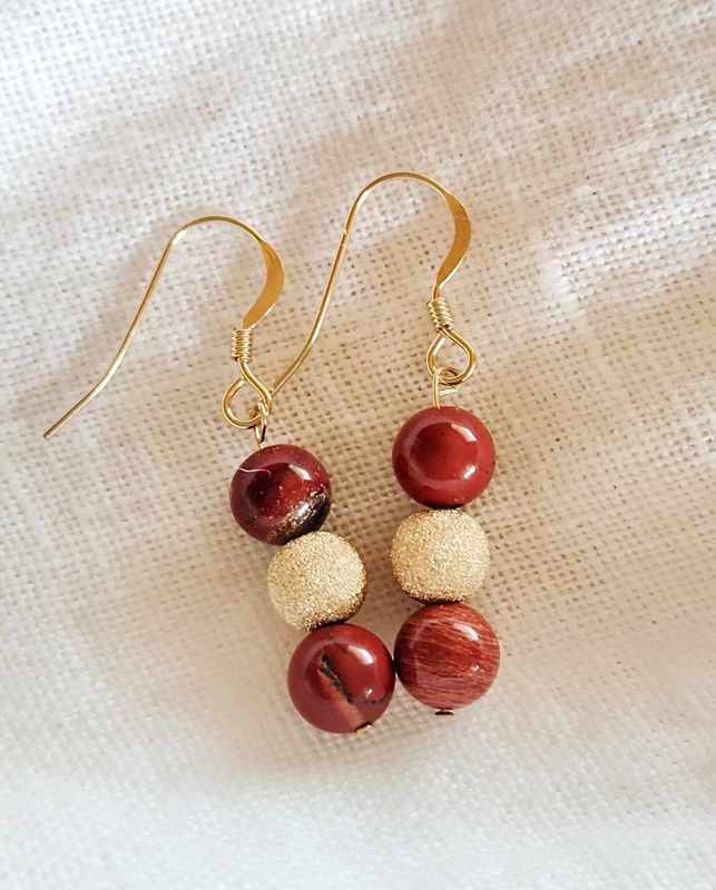 &quot;Les Pendantes&quot; Gold-Filled en Jaspe rouge