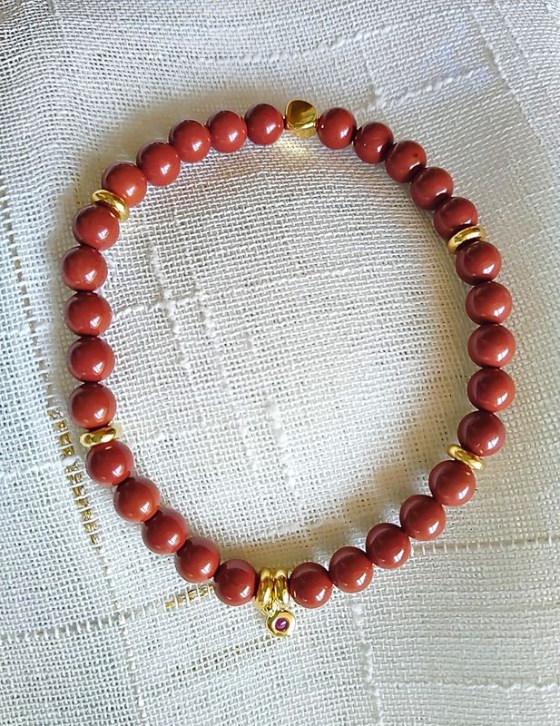 &quot;Le Classique Breloque&quot; Gold-Filled en Jaspe rouge