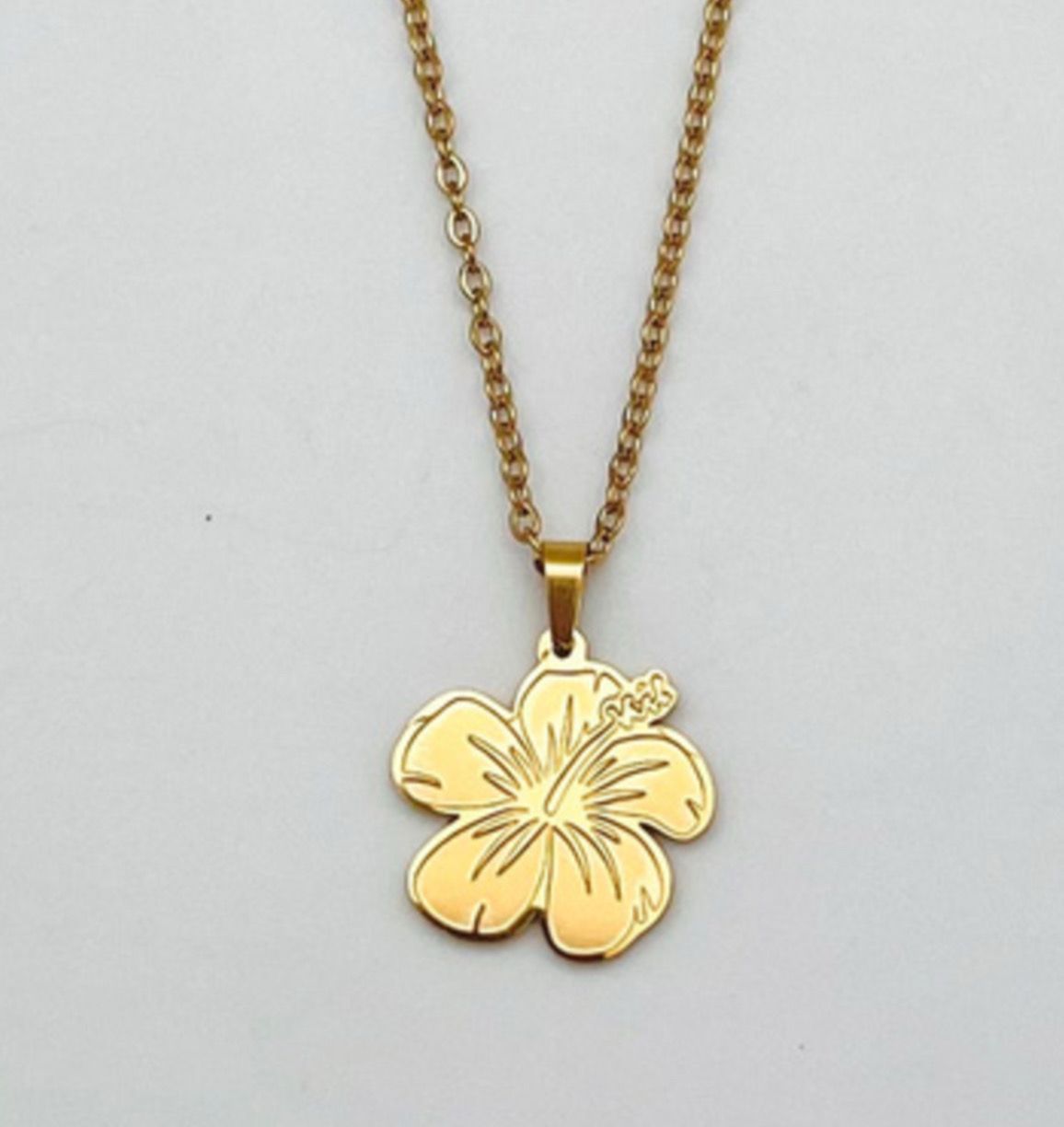 Cadena Y Charm Flor Maga PR  ( varios Colores a escoger,  Roja, Silver Y Dorada) ( Material Stainless Steel)