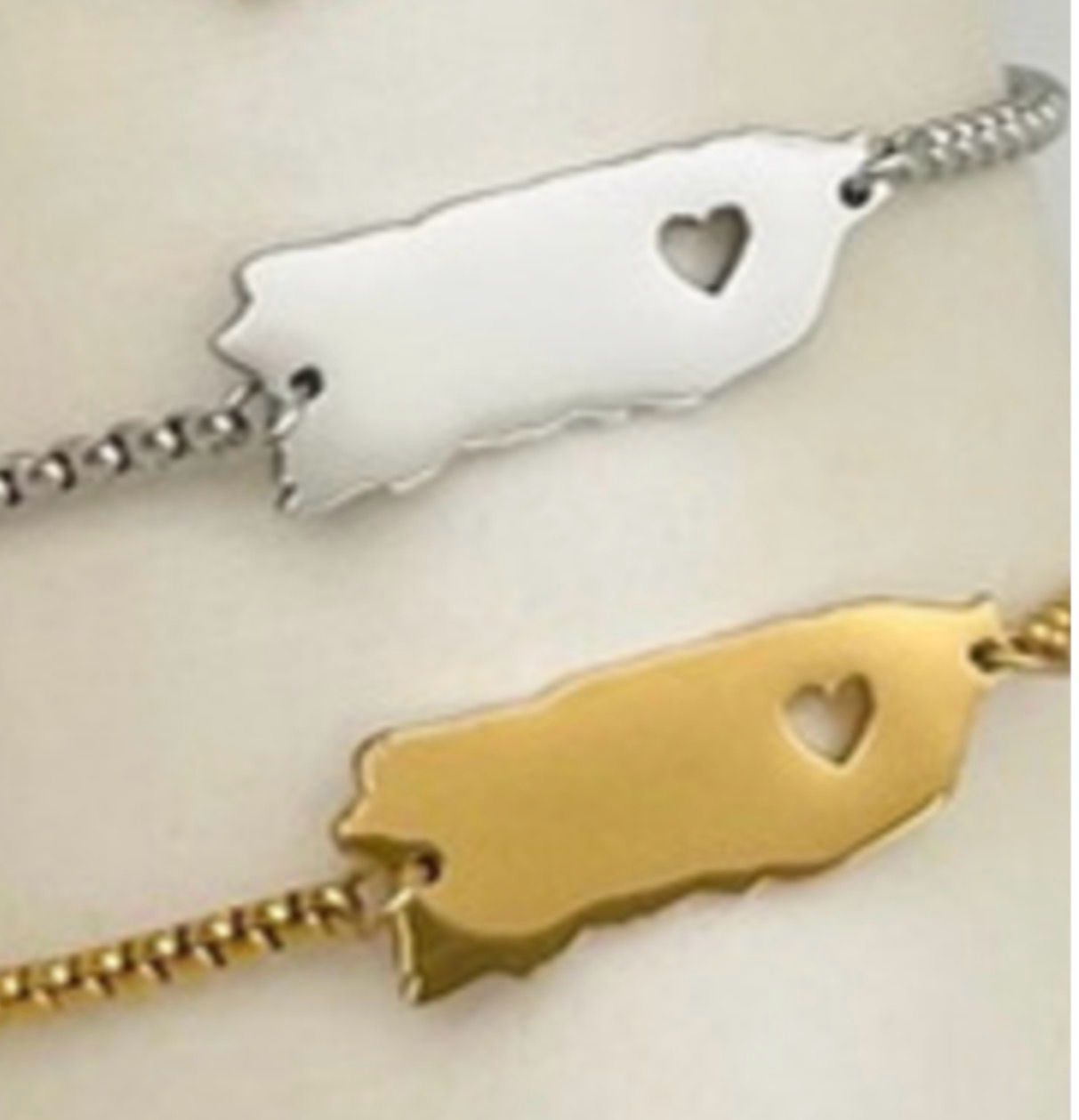 Pulcera de Mano Mapa Corazón Y Mapa Coquí Taíno De PR ( Ajustable )