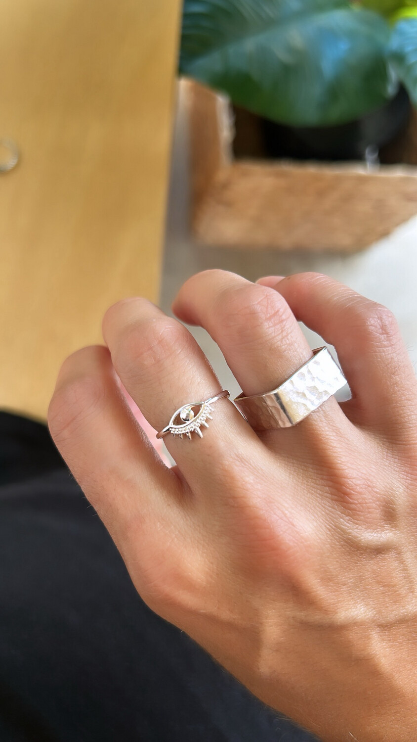Anillo cuadrado martillado  *PLATA925