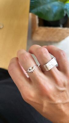 Anillo cuadrado martillado  *PLATA925