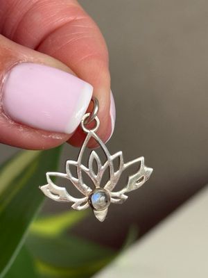 Flor de Loto con piedritas naturales *PLATA925*