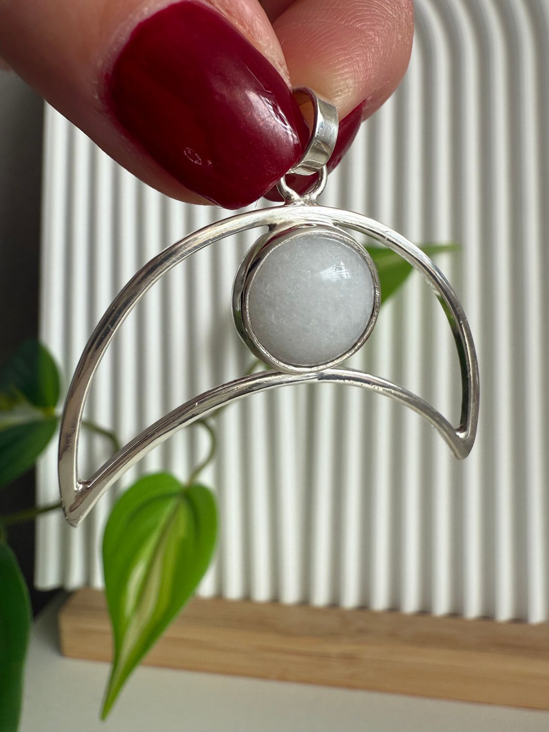 Dije Luna Alba *PLATA925* 4 cm   Cuarzo Blanco: Purificación, claridad mental, y armonización de la energía.