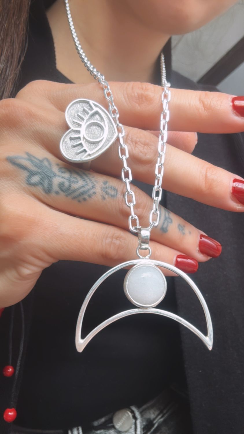 Dije Luna Alba *PLATA925* 4 cm   Cuarzo Blanco: Purificación, claridad mental, y armonización de la energía.