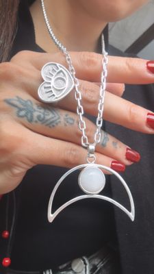 Dije Luna Alba *PLATA925* 4 cm   Cuarzo Blanco: Purificación, claridad mental, y armonización de la energía.