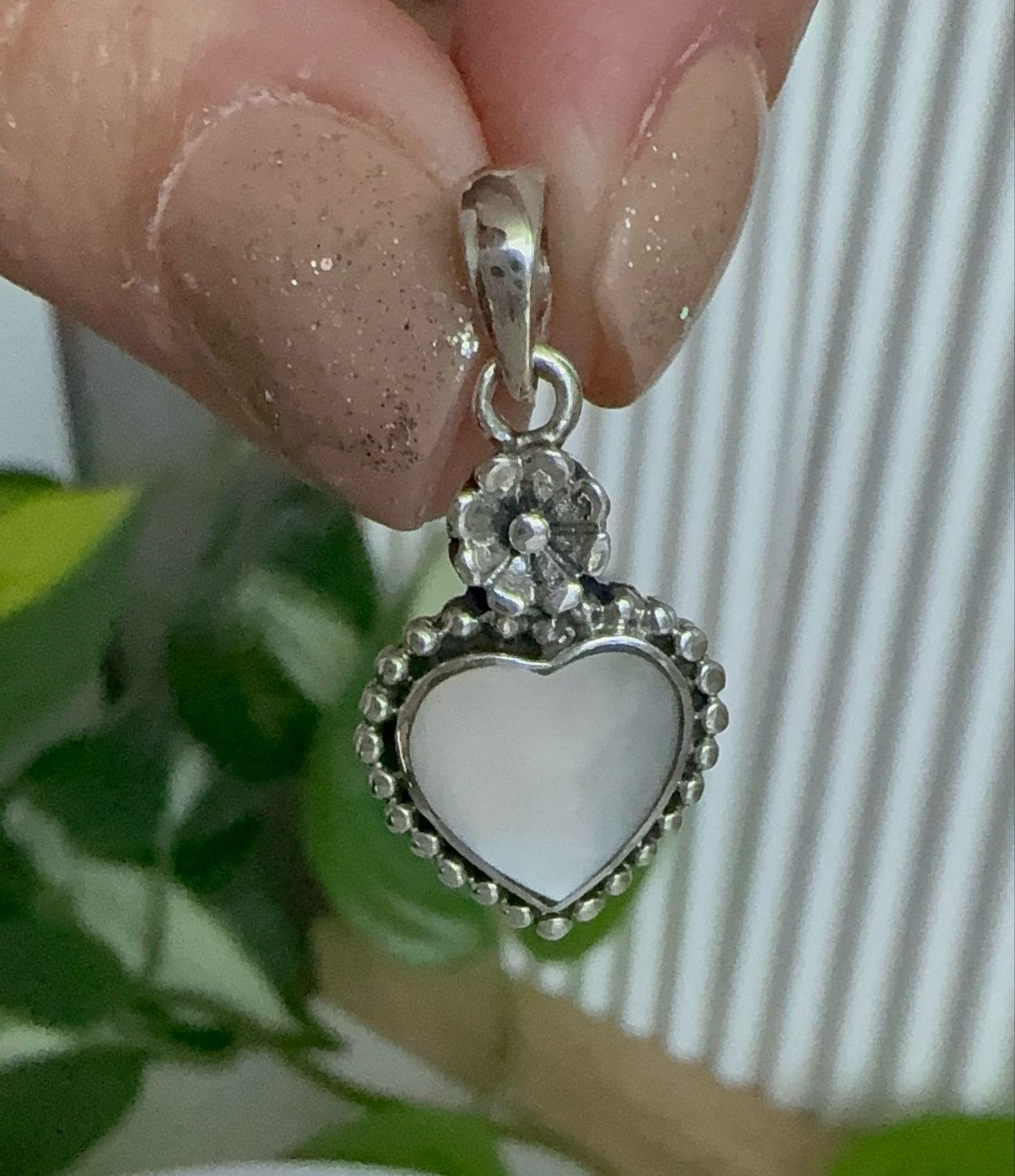 Corazón de nácar con florcita *PLATA925* 2.5 cm largo* 1.3cm ancho