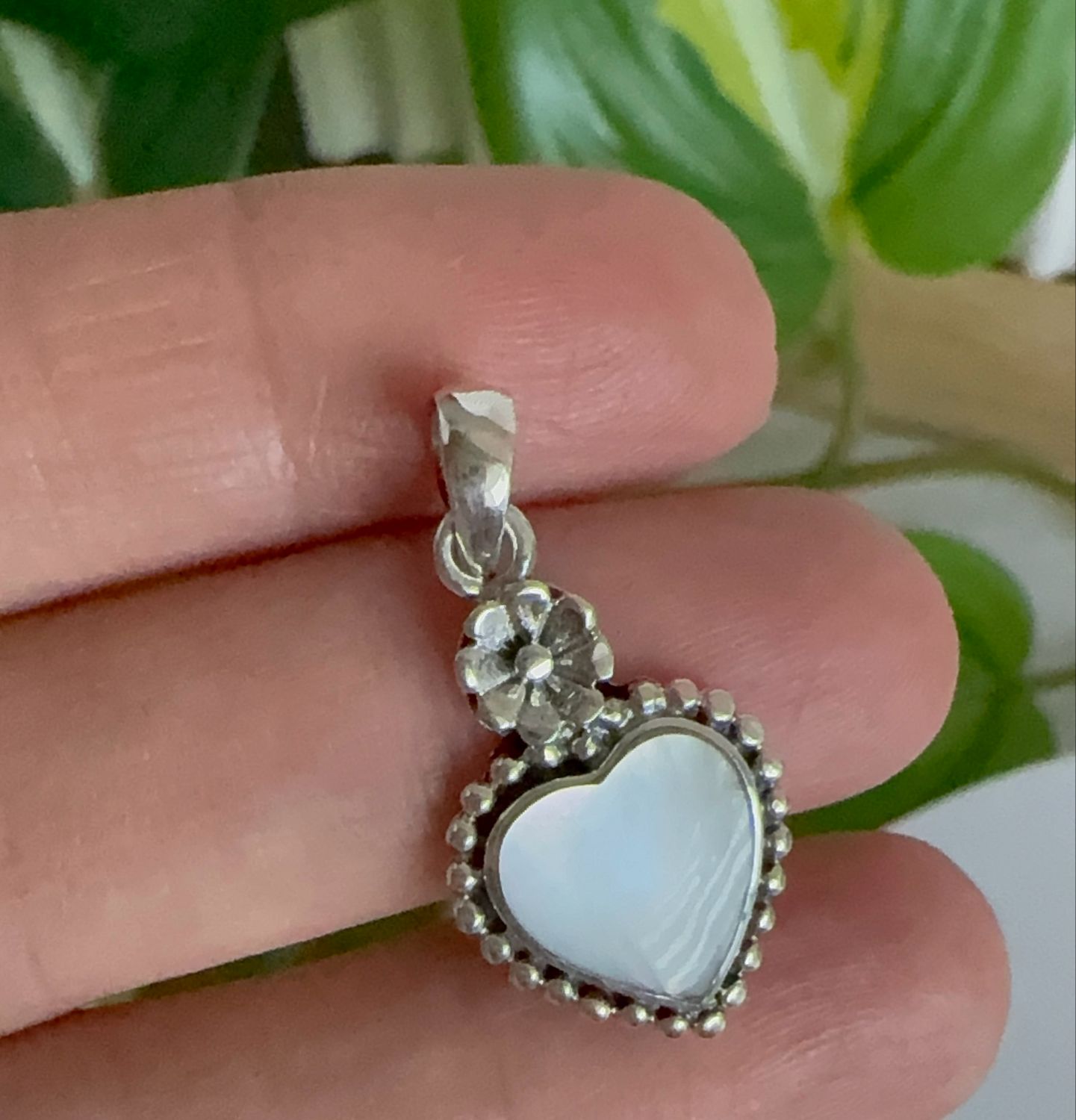 Corazón de nácar con florcita *PLATA925* 2.5 cm largo* 1.3cm ancho