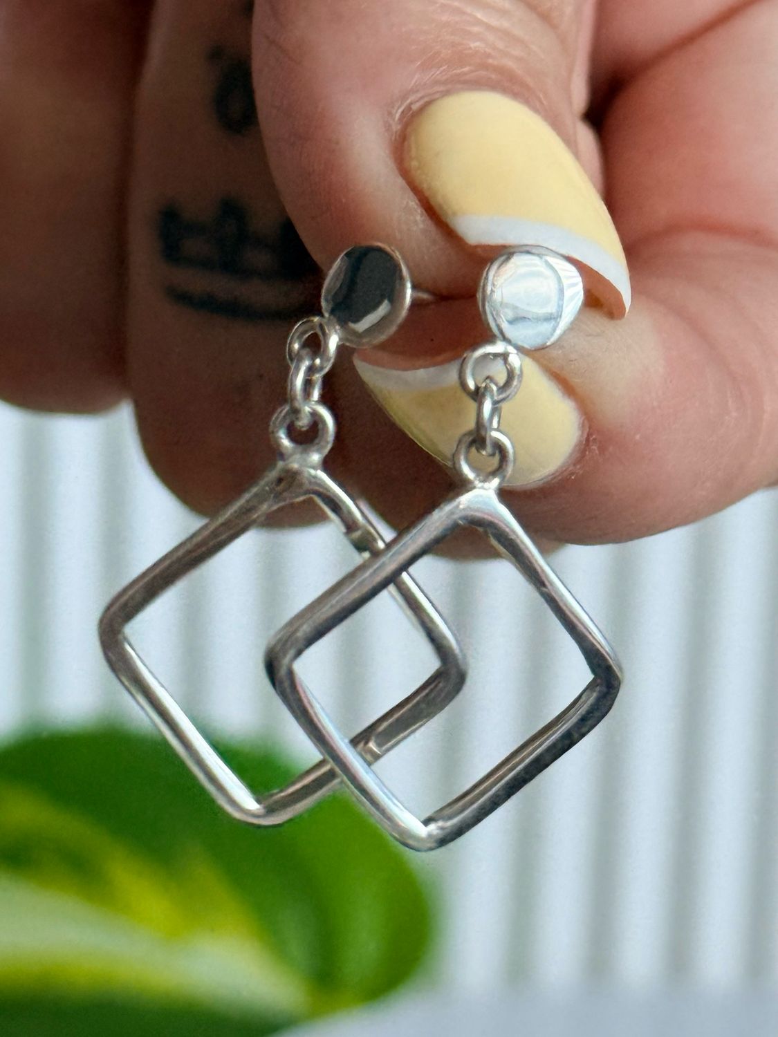 Aros rombos colgantes *PLATA925* con mariposa