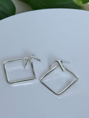 Aros Cuadrados *PLATA925* con mariposa