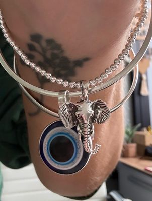 Pulsera elástica de bolitas 2.5 mm con dije Elefante 1,7 cm x 2 cm |*PLATA925*|