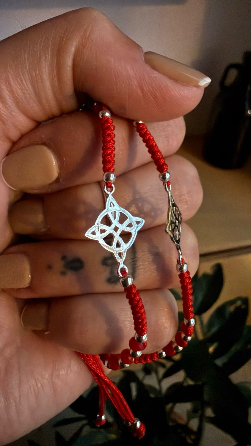 Pulsera ajustable tejida hilo rojo| Nudo de Bruja.                     |* PLATA925*|