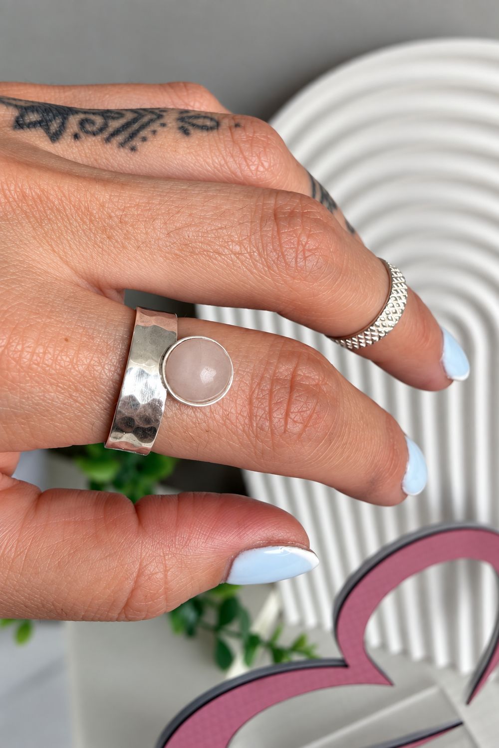 Anillo CUARZO ROSA | Textura martillado | Regulable | PLATA925