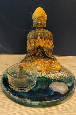 Buddha betend am See