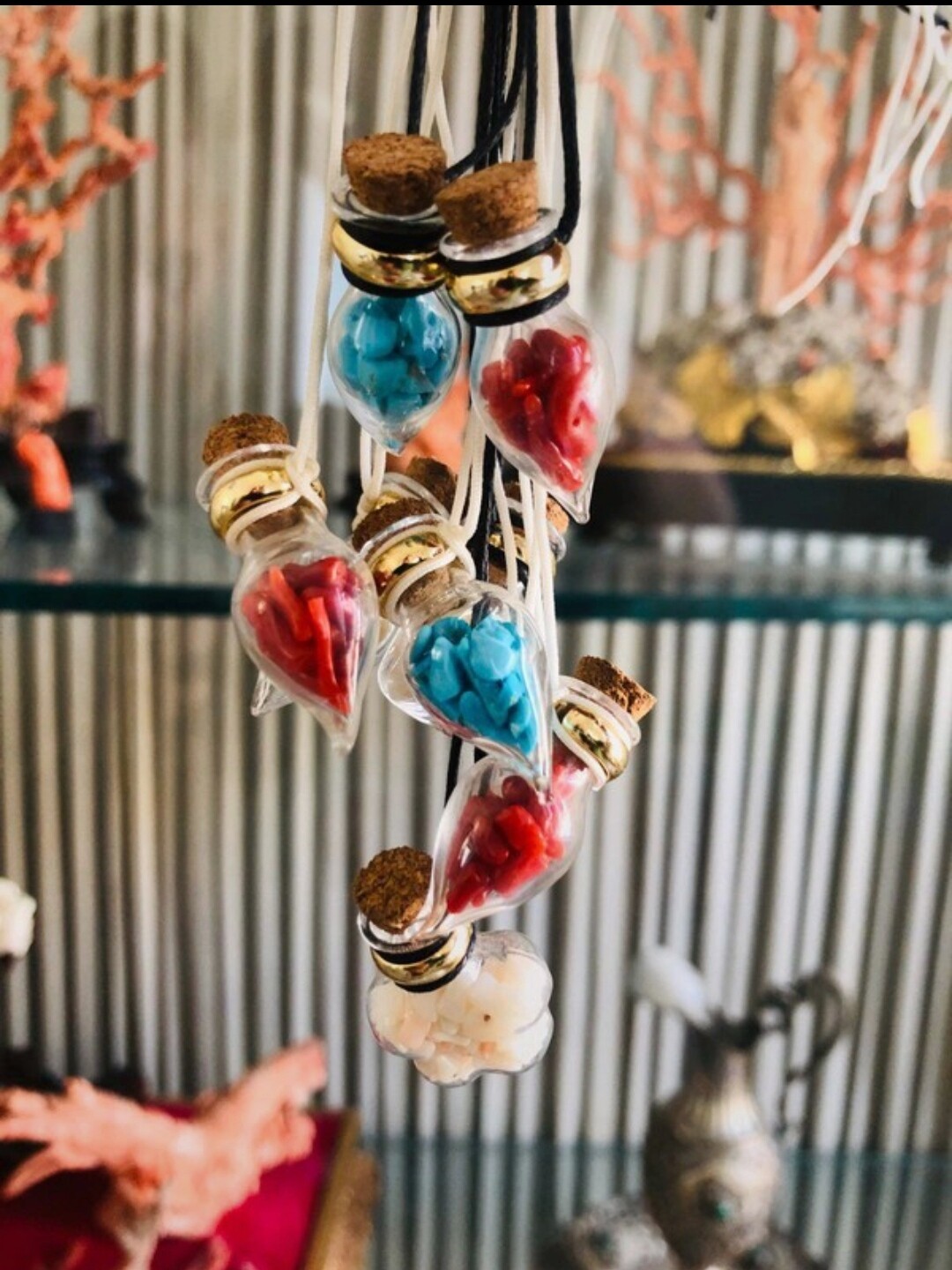 Collana con bottiglina in vetro con scaglie di Corallo o Turchese Naturale dell&#39;Arizona, ☘️ Portafortuna ☘️