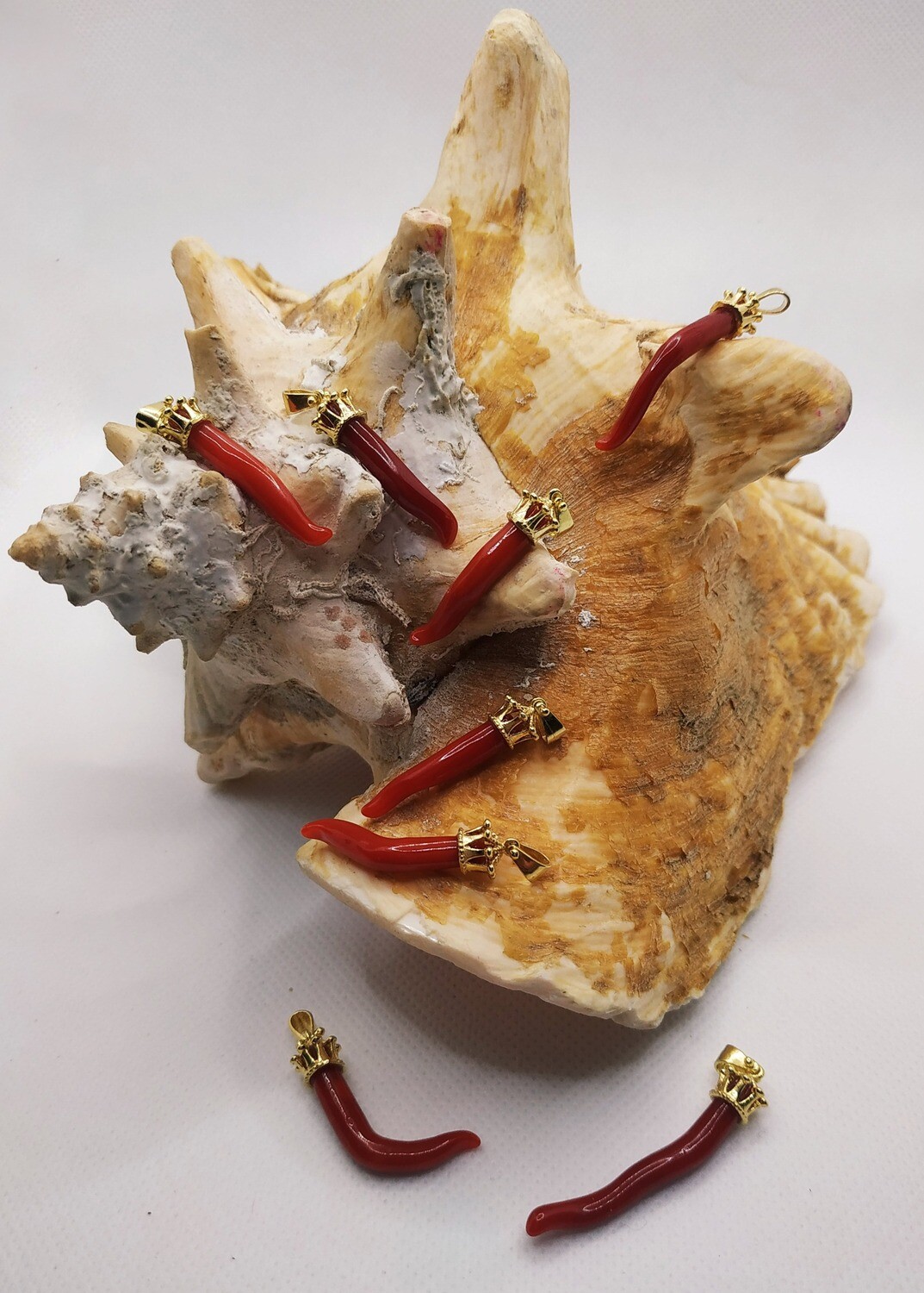 Piccolo Cornino in Corallo Rosso del Mediterraneo con coroncina in Argento 925 placcato in oro giallo