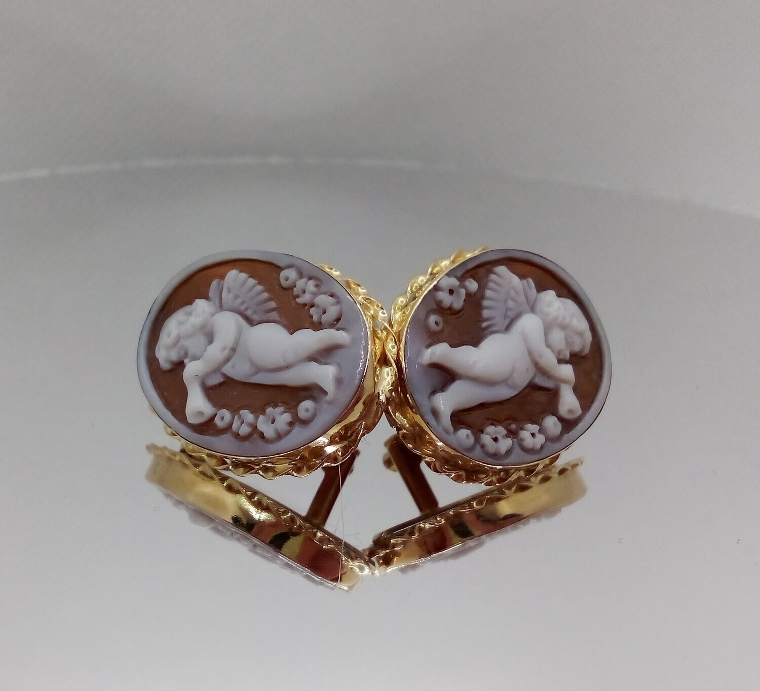 Orecchini in oro 18 kt con Cammeo in conchiglia Sardonica inciso a mano.