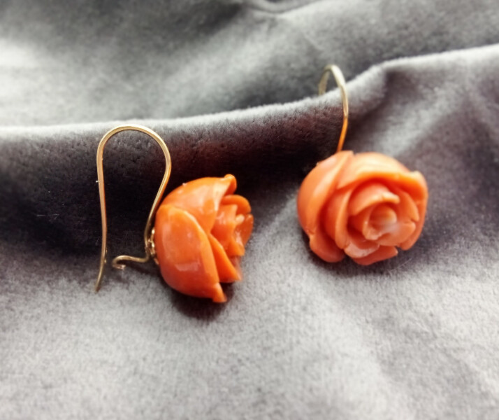 Orecchini pendenti in oro giallo 18kt con roselline in Corallo