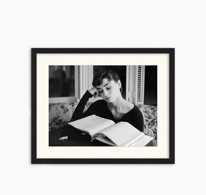 Wandbild Audrey Hepburn Reading 50x60cm