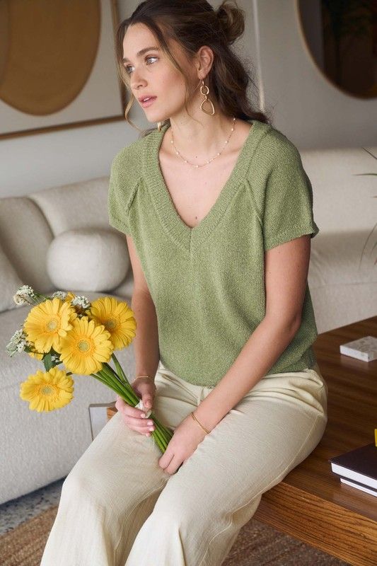 V NECK SHORT SLEEVE EXPOSED SEAM SWEATER KNIT TOP