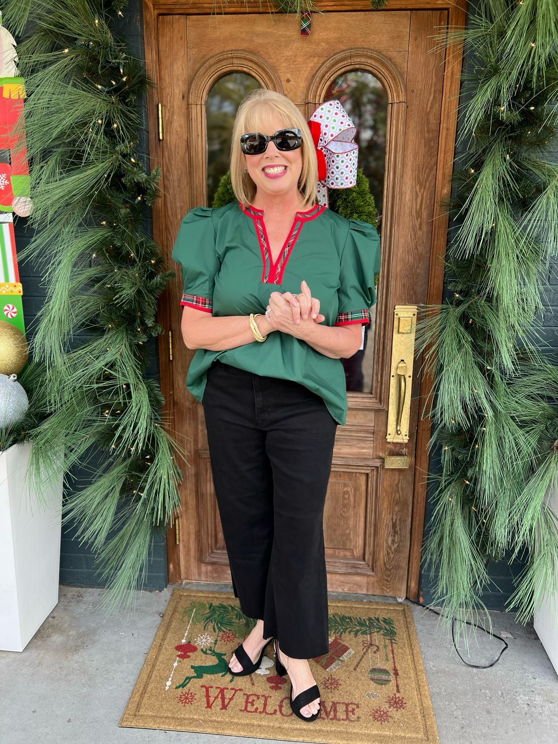 Solid short pleated puff sleeve top.